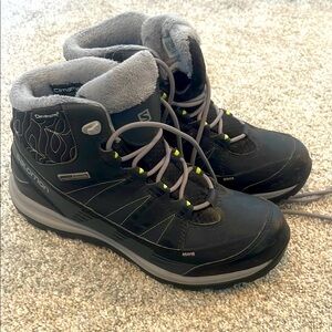 Woman’s Salomon boots
